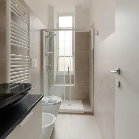 Guesthost - Bright With Balcony In Milan