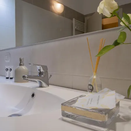 Bright & Chic 1bdr With Shared Rooftop Terrace In San Babila Milano