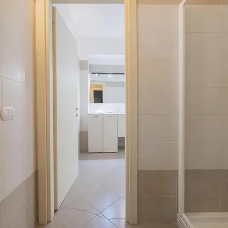 Bright & Chic 1bdr With Shared Rooftop Terrace In San Babila