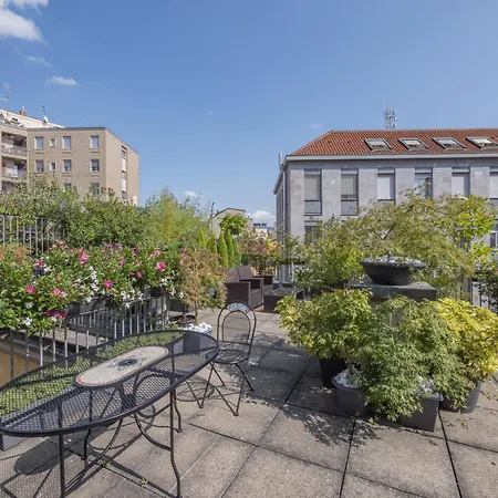 Bright & Chic 1bdr With Shared Rooftop Terrace In San Babila *