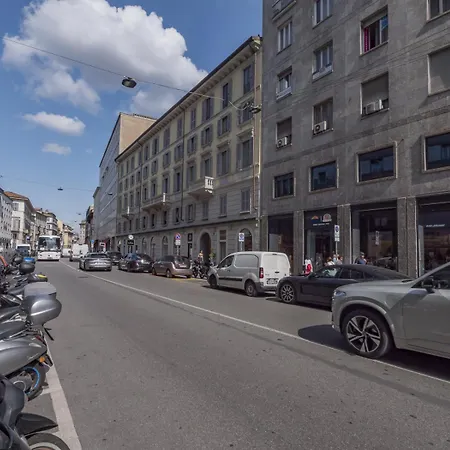 Bright & Chic 1bdr With Shared Rooftop Terrace In San Babila