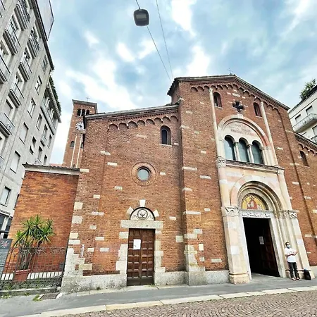 Bright & Chic 1bdr With Shared Rooftop Terrace In San Babila Milano