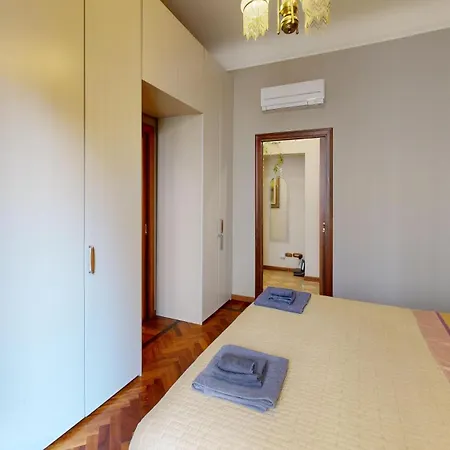 Wonderful Downtown Apartment-hd Netflix, King-size Bed, Two Minutes' Walk From Metro