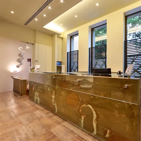 Western Madison Hotel 4*