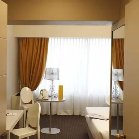 Blaise & Francis Hotel