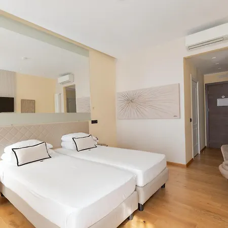 Ah - Fashion District