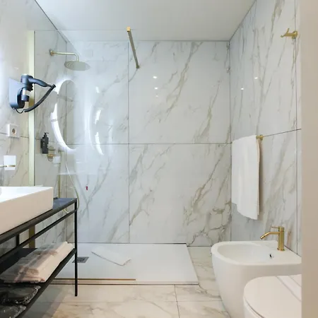 The Floor Hotel 3*