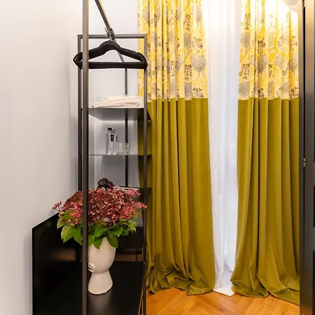 V-collection Solferino בית הארחה