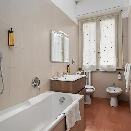 Stylish Two-bedroom Near Fiera Exhibition Area Just Minutes From Wagner Metro Station Red Line M1 アパート *