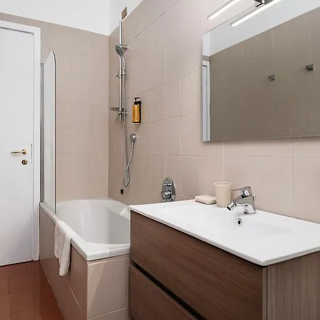 Stylish Two-bedroom Near Fiera Exhibition Area Just Minutes From Wagner Metro Station Red Line M1 *