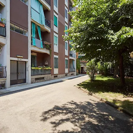 Family Friendly & Spacious W Balcony Metro