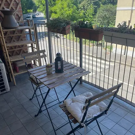 Elegant Retreat With Sunny Terrace & Excellent Metro Links *