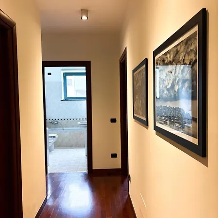 Large With Terrace شقة