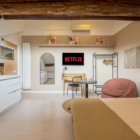 In Porta Venezia At 5 Min From Station شقة