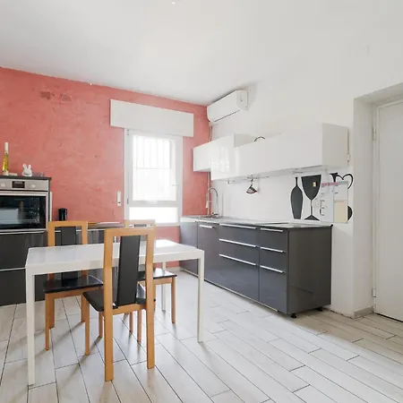 Guesthost - Spacious In Trenno Apartment Milan