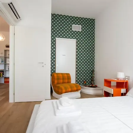 Mylo's -15 Minutes From The Duomo, Ieo, Prada * 米兰