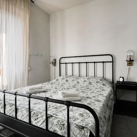 Apartment Minimal Chic Near