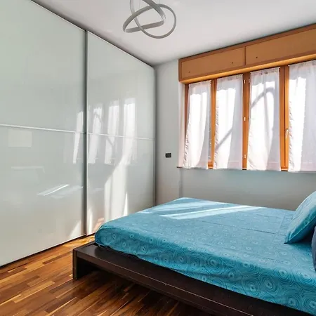 Elegant Retreat With Sunny Terrace & Excellent Metro Links Apartmán *