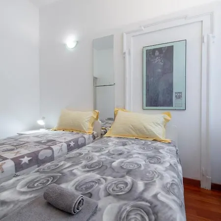 Stylish At Isola-garibaldi District - B Apartman *