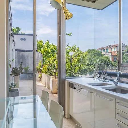 Penthouse Center & Garage