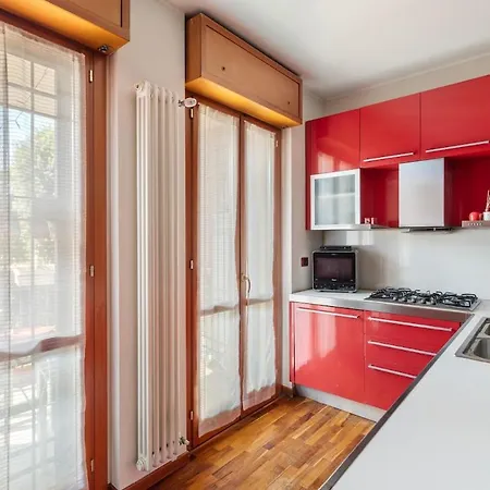 Elegant Retreat With Sunny Terrace & Excellent Metro Links Apartmán *