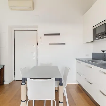 Guesthost - Darsena Bright Daire Milano