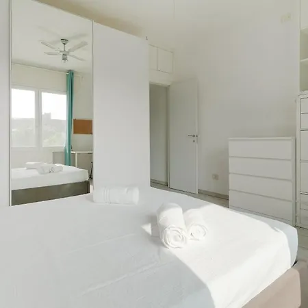 Guesthost - Spacious In Trenno *