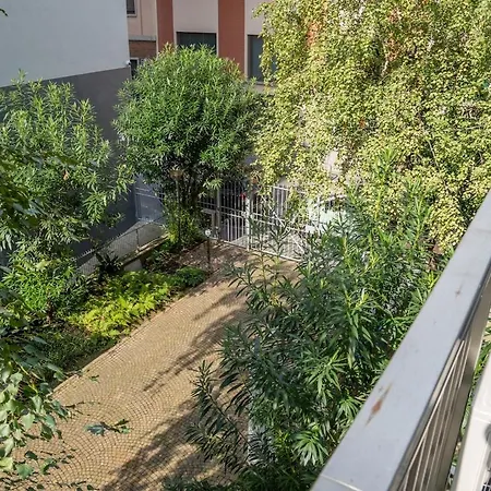 Duomo 10 Minutes Away Spacious 5 Pax Balcony Wifi Ac شقة *