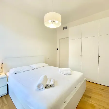 Penthouse With Panoramic Terrace-8 Minutes From The Duomo דירה *