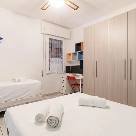 Guesthost - Spacious In Trenno * Milaan