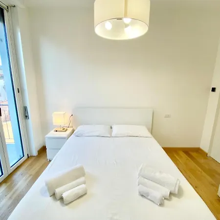 דירה Penthouse With Panoramic Terrace-8 Minutes From The Duomo *