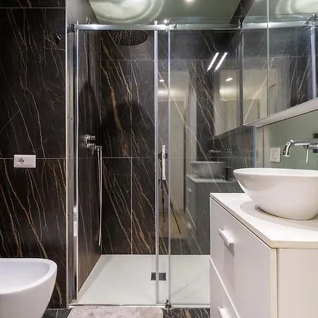 Luxurious Designer - Station Apartment