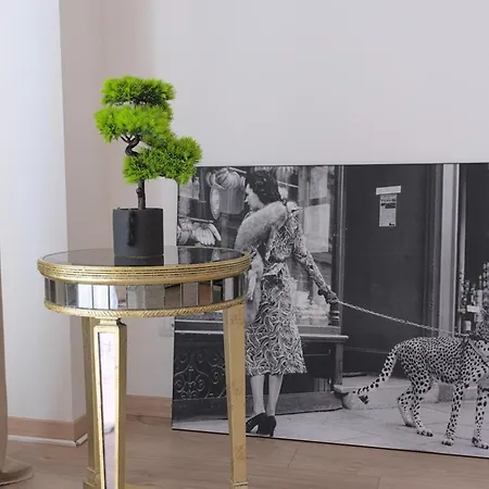 Apartment Sparkle - Chic In The *