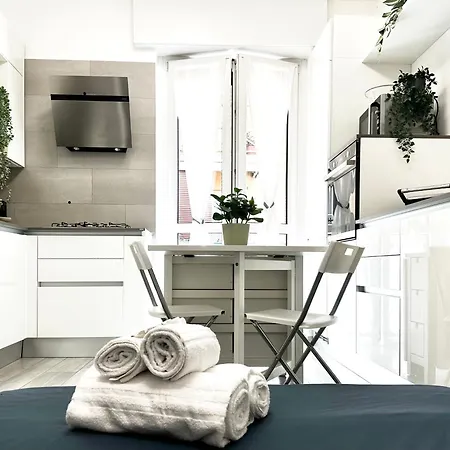 Cozy House A Few Steps From The Metro And Duomo 아파트