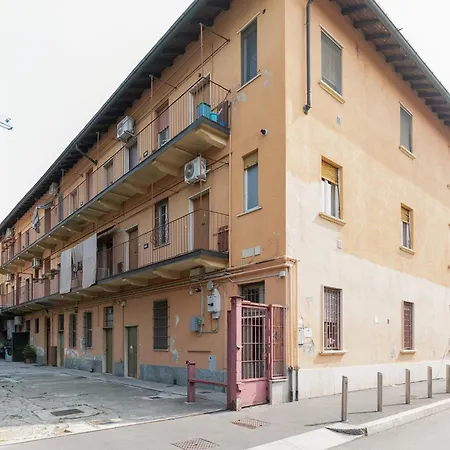 Guesthost - Spacious In Trenno Appartement