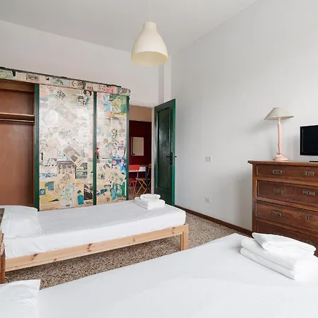 Apartment Guesthost - Farini For 6 People Milan