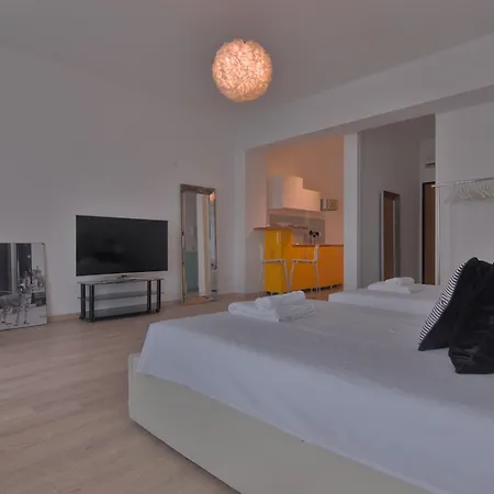 Sparkle - Chic In The