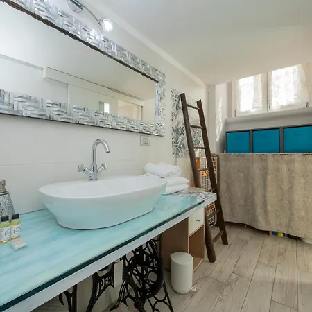 I-host - Nino Bixio 29 *