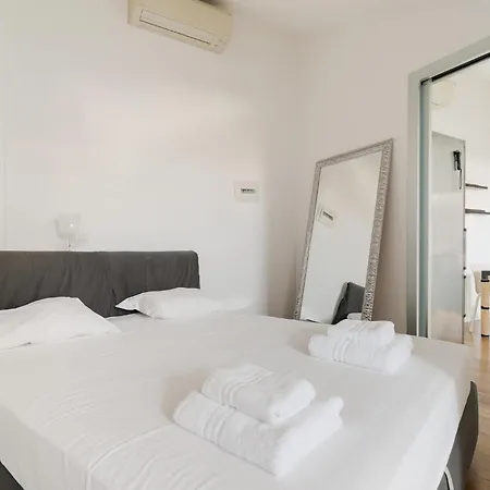 Guesthost - Darsena Bright