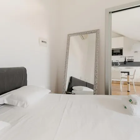 Guesthost - Darsena Bright Appartement *