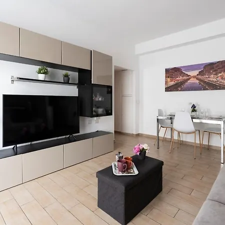 Apartament At Davide's House - Near The Metro