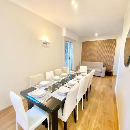 Penthouse With Panoramic Terrace-8 Minutes From The Duomo Apartmán *