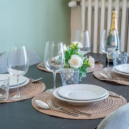 Duomo 10 Minutes Away Spacious 5 Pax Balcony Wifi Ac