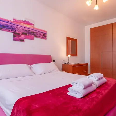 Lägenhet Private Terrace & 2 Bedrooms Near Bosco Verticale Milano