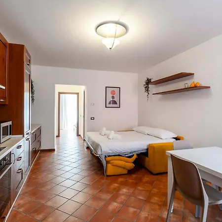 Spacious At 5 Min Walk From Station