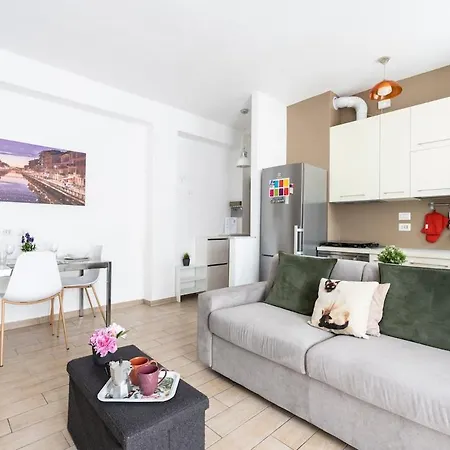 Apartament At Davide's House - Near The Metro