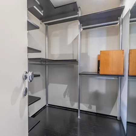 Penthouse Center & Garage