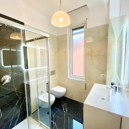 Penthouse With Panoramic Terrace-8 Minutes From The Duomo דירה *