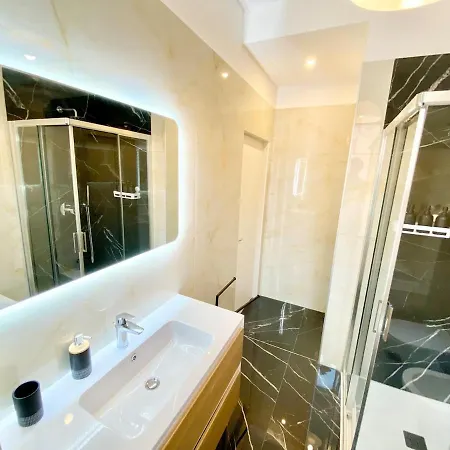 Penthouse With Panoramic Terrace-8 Minutes From The Duomo Apartamento