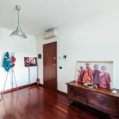 Large With Terrace شقة